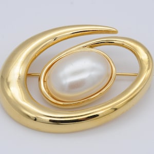 Vintage Gold Tone Pearl Brooch / Pearl Brooch Pin / Costume 