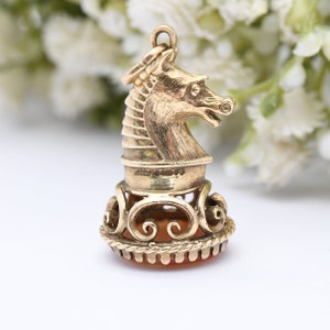 Vintage 9ct Gold Pferdeanhänger mit Karneol 1969 - Edelstein Uhrenanhänger | Antiker Stil | Gebändertes Achat Siegel | Schach-Ritter