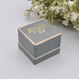 Caja de cartón vintage para anillos azules y dorados - Barbara Cattle Jeweler & Silversmith / 65 Stonegate York