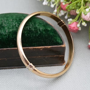 Peut inclure: Ensemble de trois mugs en céramique avec une finition mate et mouchetée. Les tasses sont de couleur crème, gris clair et gris foncé. Chaque mug a un design simple et minimaliste.