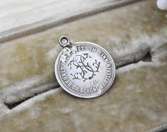 Colgante con monograma grabado en moneda de amor alemana de plata antigua: Think of Me Always Beautiful / Joyas de monedas de plata victorianas