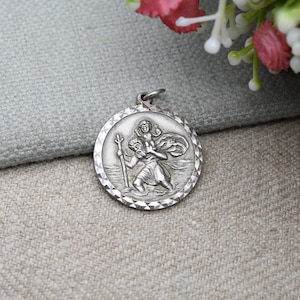Colgante vintage de San Cristóbal de Georg Jenson en plata de ley con relieve texturizado. Santo viajero. Ideal para pulseras de dijes.