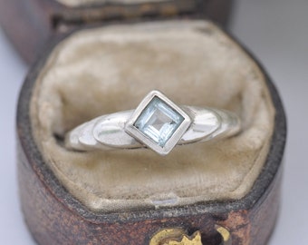 Silver Topaz Solitaire Ring - Statement / Diamond Shape Blue Stone / Elven Detail / Faceted / 925 Sterling / UK Size - N 1/2 / US Size - 7