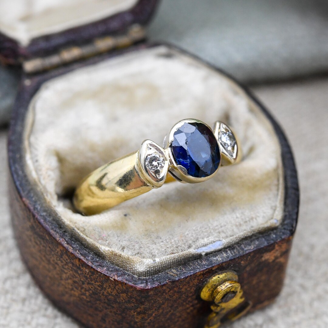 Vintage 18ct Gold Sapphire and Diamond Three Stone Ring Round Oval Blue ...