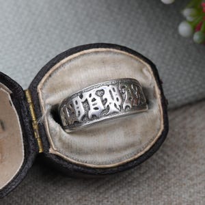 Anillo Mizpah antiguo de plata de ley - Joyería victoriana con estilo sentimental / Caracteres góticos / Talla unisex grande / Talla 0 (Reino Unido) / 7 (EE. UU.)