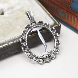 Colgante vintage de plata de ley con la letra I y borde abierto adornado de 1978: bonito collar con inicial de mediados de siglo, joyería personalizada