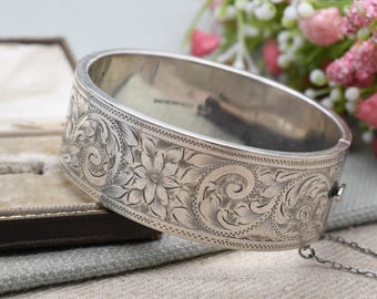 花の彫刻が施されたアンティークシルバートルクバングルブレスレット