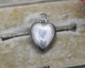 Colgante vintage de plata de ley con forma de corazón y grabado - Corazón pequeño en relieve / Ideal para pulseras de dijes