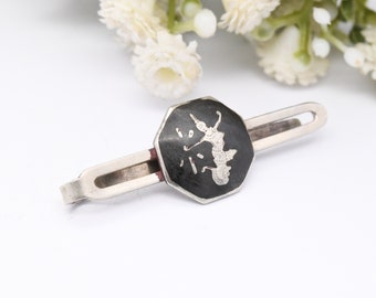 Diapositiva de corbata de plata Siam vintage con diosa Mekhala del Niello negro aligerante - Mediados de siglo hecho en Tailandia / Forma hexagonal