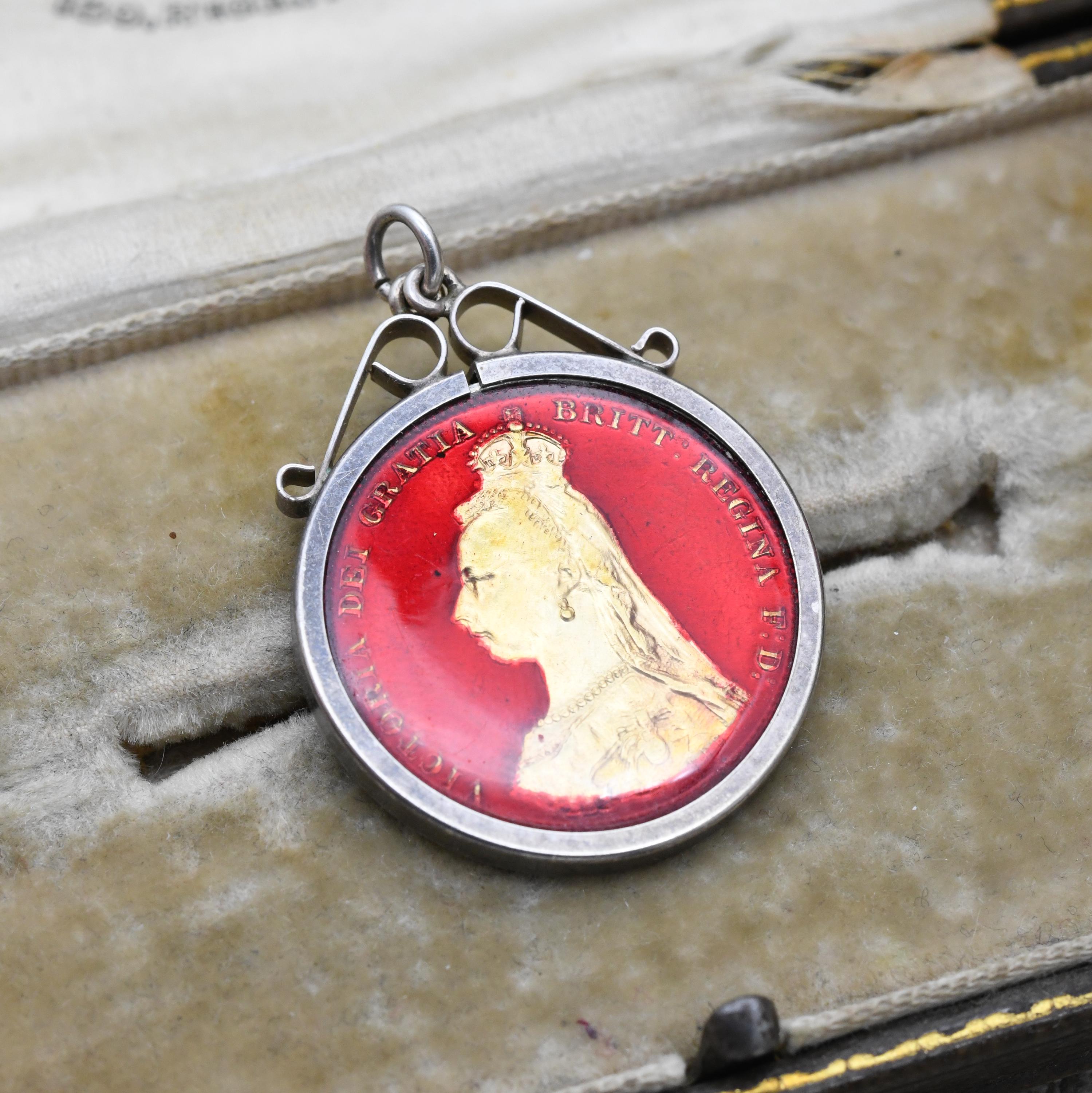 Queen victoria pendant - Etsy 日本