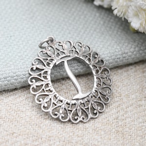 Colgante vintage de plata de ley con letra I y borde de corazón abierto adornado: bonito regalo inicial, collar de mediados de siglo, joyería personalizada