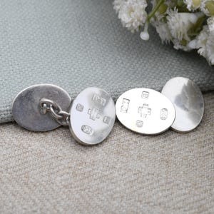 Gemelos vintage de plata de ley con sello distintivo del año 2000. Diseño ovalado y cadena. Joyas minimalistas de lujo. Regalo para él. DT Hallmark.