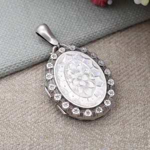 Antikes viktorianisches Sterlingsilber-Medaillon 1884 mit Blumen- und Stern-Design - Handgravierte ästhetische Bewegung, ovaler Anhänger mit Silberprägung