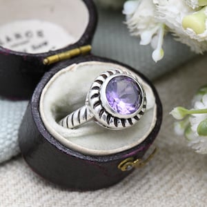 Sterling Silber Amethyst Ring mit Gestreiftem Band - Großer Lila Stein Solitär | UK Größe - K 1/2 | US-Größe - 5 1/2