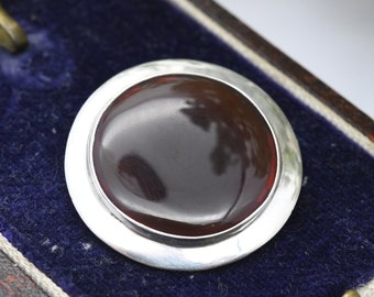 Broche vintage de plata de ley con cornalina - piedra preciosa roja / forma de ojo de buey modernista