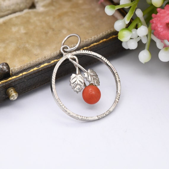 Pendentif Ancien En Argent - Décoré D'une Perle De Corail, Bon état, Vintage Sans Marque