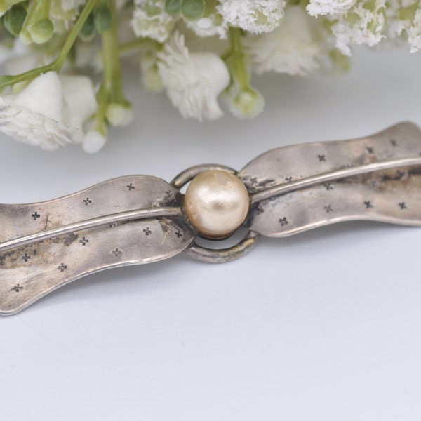 Vintage 835 Silver and Faux Pearl Bar Brooch - Handarbeit / Etching  / Interesting / Designer / Mid-Century