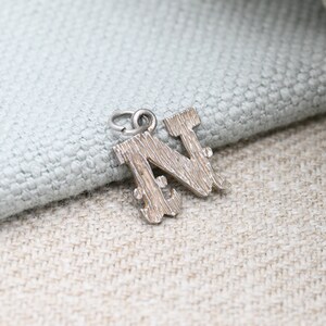 Colgante de encanto de letra N de plata de ley vintage - Regalo de nombre N / para pila de collar de pulsera de encanto / Efecto de corteza de mediados de siglo