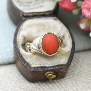 Anillo vintage de oro de 9 quilates con coral, año 1980, estilo victoriano antiguo, piedra roja grande, hombros adornados, talla del Reino Unido: N, talla de EE. UU.: 6 3/4