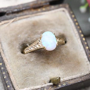 Vintage 9ct Gold Opal Solitaire Ring - Rainbow White Gemstone Solitaire | Colourful Opal Jewellery | UK Size - N 1/2 | US Size - 7