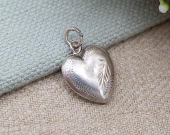 Colgante vintage de plata de ley con forma de corazón y grabado - Corazón pequeño en relieve / Ideal para pulseras de dijes