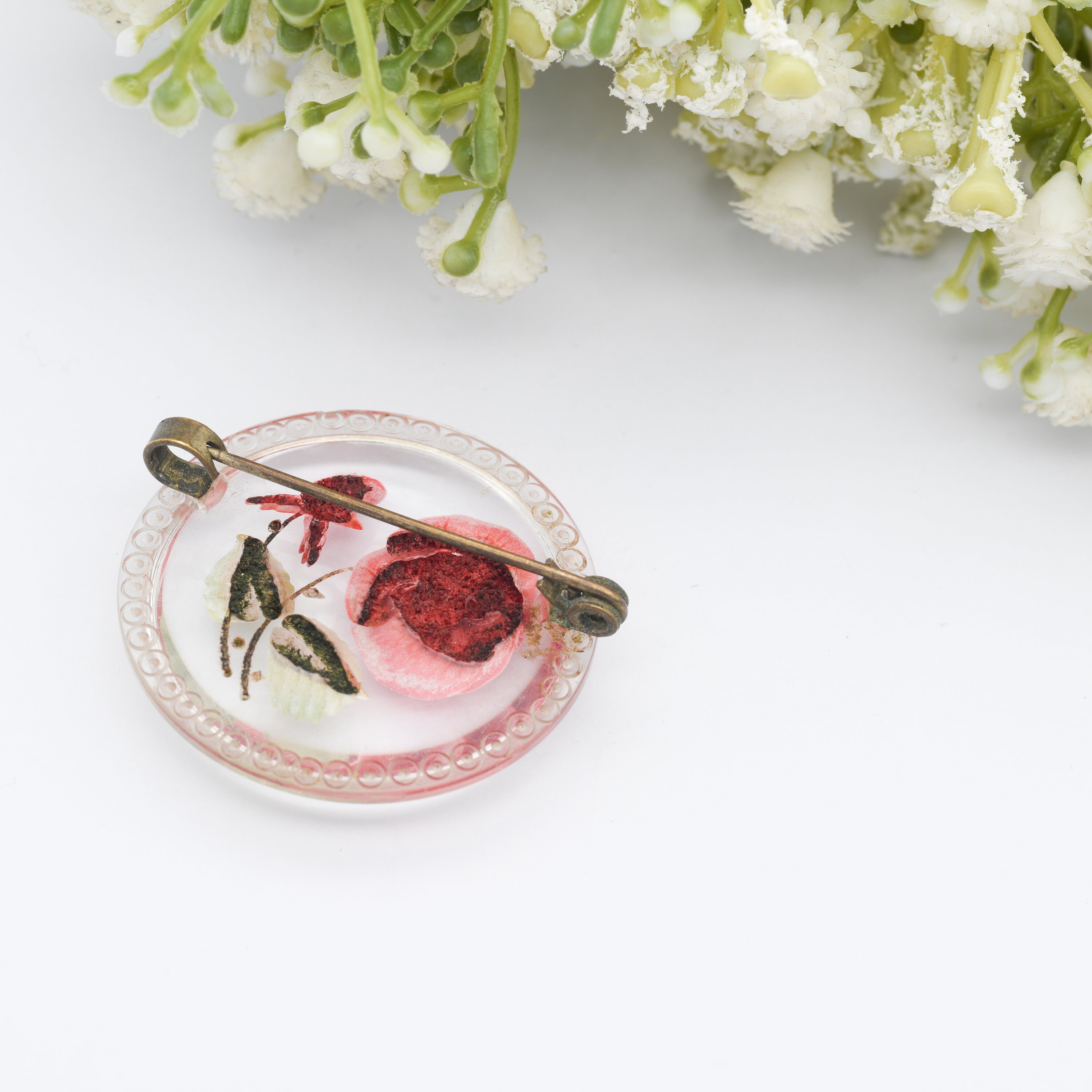Broche Ancienne En Lucite Sculptée Inversée - Motif Fleurs Rouge Rose, Style Art Déco