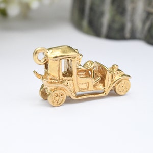Vintage 9 Karat Gold Oldtimer Charm Anhänger 1971 - Geschenk für Retro Auto Enthusiasten | Schön Detailliert | Auto mit Fahrer