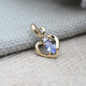 Pendentif tanzanite en or 9 carats et diamants en forme de coeur de pomme - Charm miniature ajouré en or massif pour empiler un collier | Joli cadeau pour elle