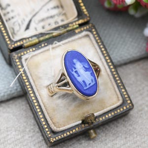 Vintage Wedgwood 9ct Gold Diana and Stag Cameo Ring Blue Jasperware c. 1930s - Roman God Diana the Huntress | UK Size - N | US Size - 6 3/4