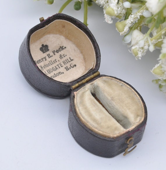Antique Leather Squared Oval Ring Box With Clasp Front - Henry E
