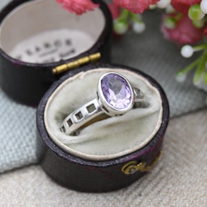 Bague améthyste celtique vintage en argent sterling HO - grande pierre solitaire violette | Ruban carré découpé | Taille R.-U. - M 1/2 | Taille US - 6 1/2
