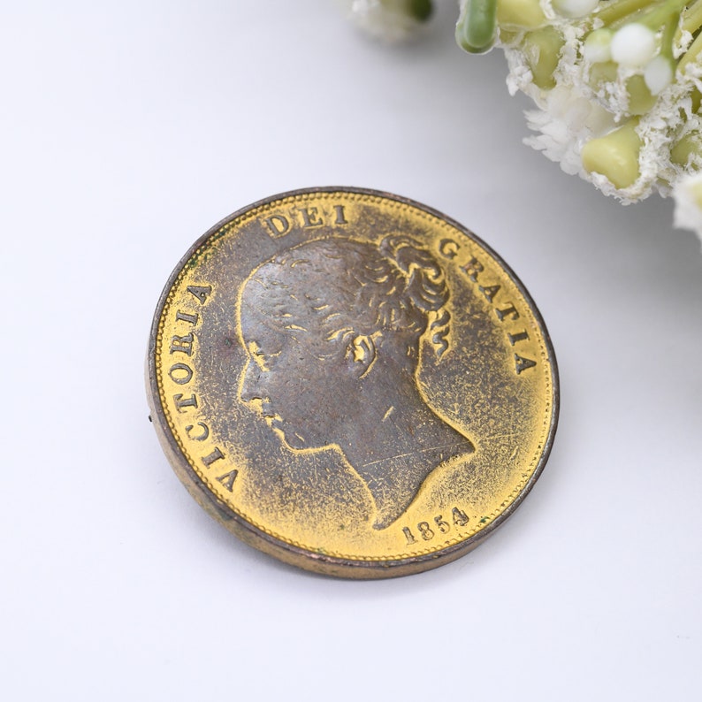 Antieke 1854 Victoria One Penny Coin Broche Grote verklaring koperen muntsieraden Gouden toon afbeelding 5