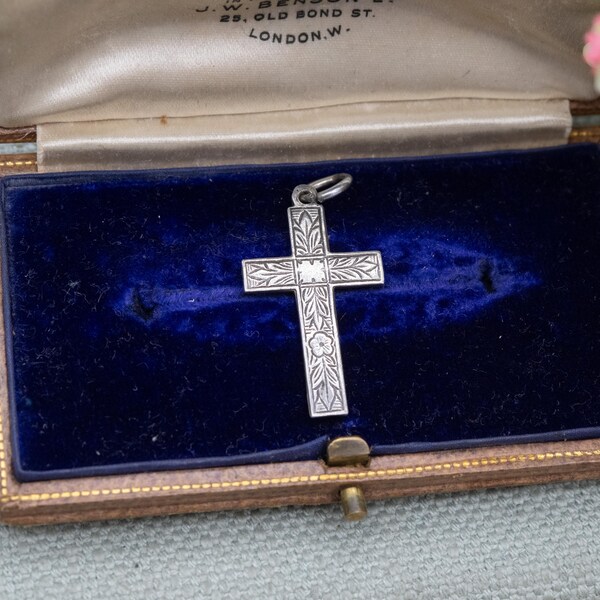 Colgante de cruz vintage de plata de ley con diseño floral grabado. Regalo de joyería religiosa.