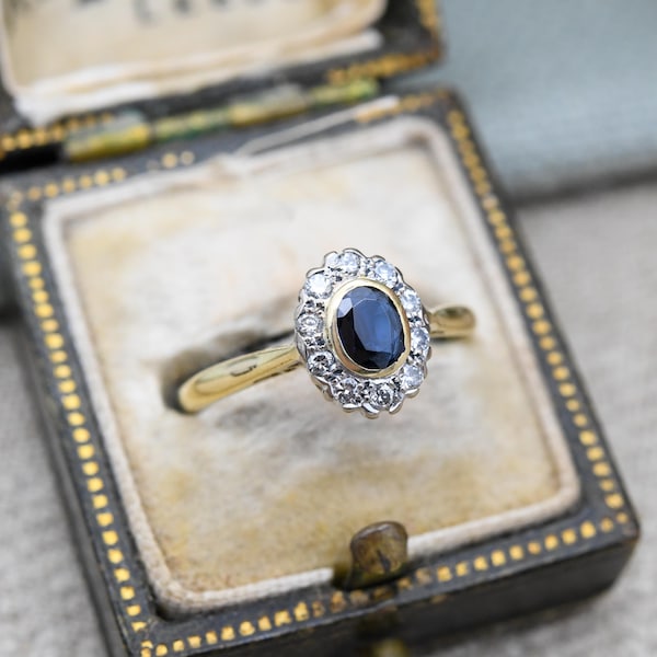 Vintage 18ct Gold Sapphire and Diamond Halo Ring 1986 - Mid-Century Engagement Ring | Oval Blue White Stone | UK Size - M | US Size - 6