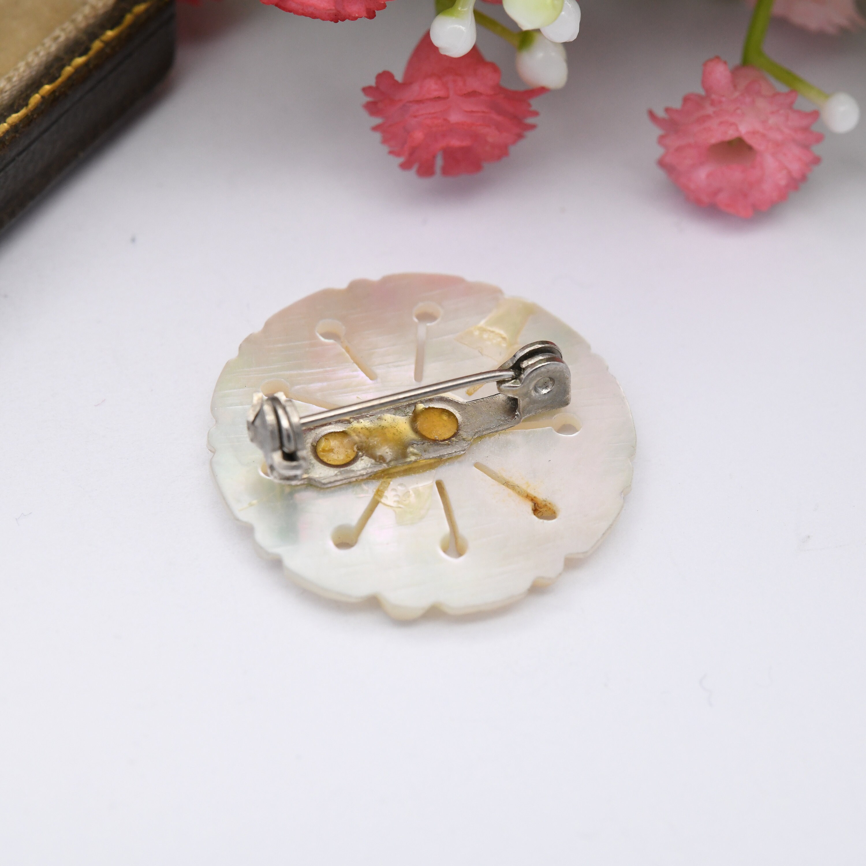 Broche Vintage En Nacre Forme Fleur - Bijou Ancien, Occasion En Bon état