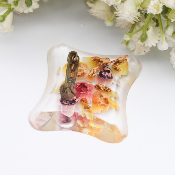 Broche Vintage Art Déco - Lucite Sculptée Inversée Fleurs - Occasion - Bijou Ancien Sans Marque