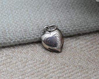 Colgante vintage de plata de ley con forma de corazón y grabado - Corazón pequeño en relieve / Ideal para pulseras de dijes