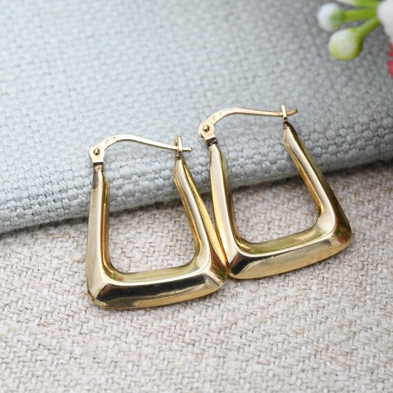 Pretty 9ct gold creole - Gem