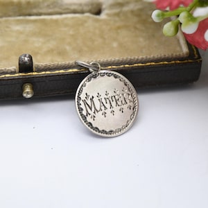 Colgante con dije de moneda de tres peniques de la reina Victoria en plata de ley con símbolo de amor antiguo, c. 1890 - Latín: mamá, regalo para madre, joyería con dije