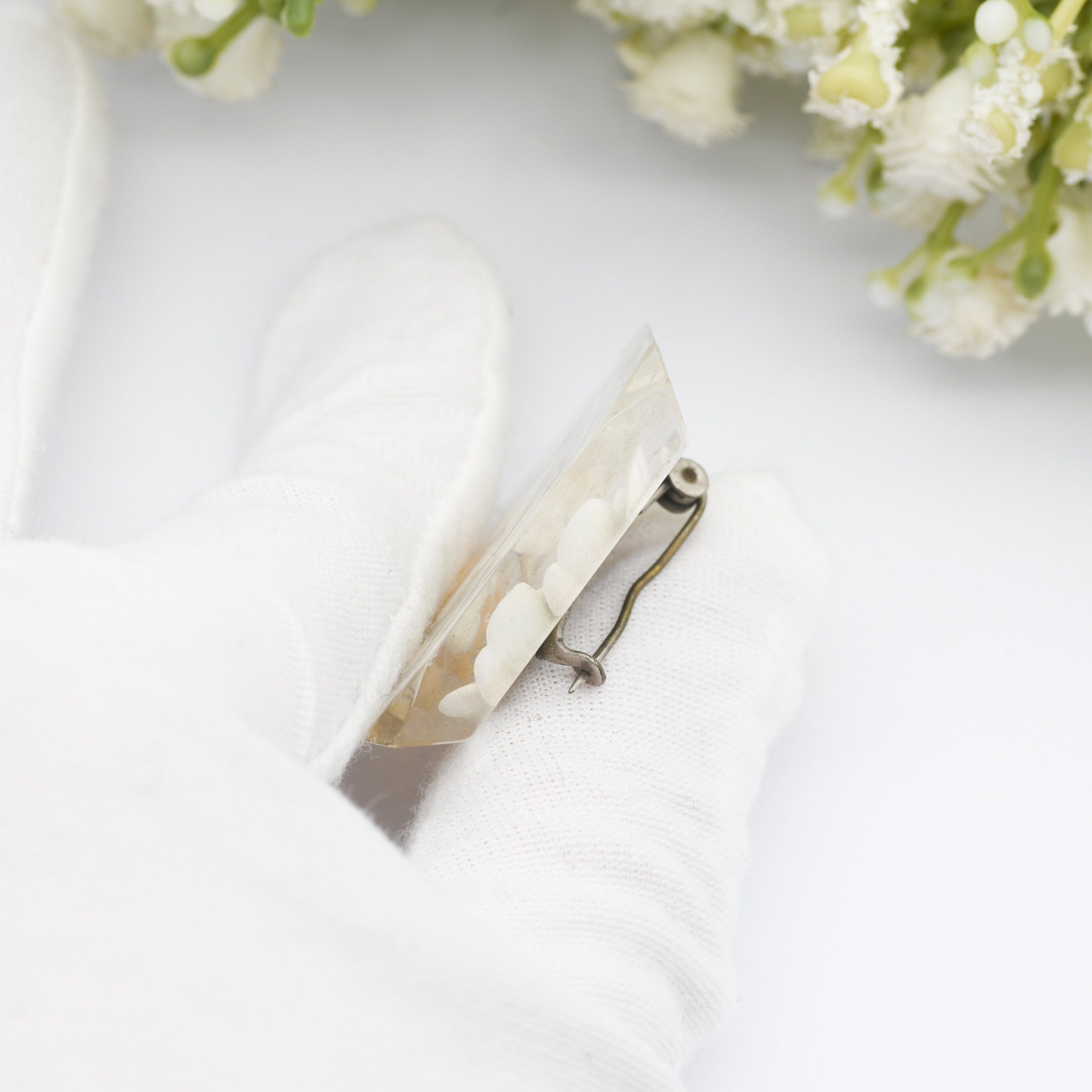 BROCHE ancienne en LUCITE GRAVEE A L'ENVERS , FLEURIE : 3 FLEURS D