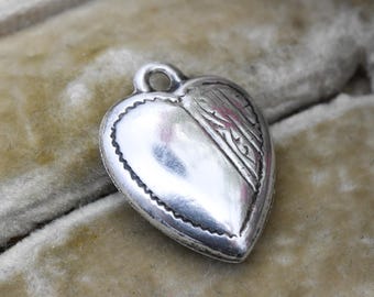 Colgante vintage de plata de ley con forma de corazón inflado y diseño de borde grabado: collar con dije de corazón de amor pequeño apilable