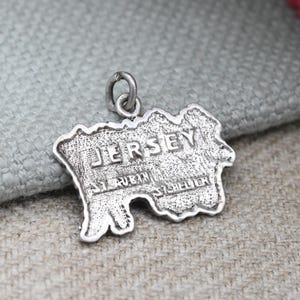 Colgante vintage de plata de ley con dije de recuerdo de Jersey: Mapa de la Isla del Canal de Jersey / St. Aubin St. Helier / Pulsera de dijes 925 de mediados de siglo