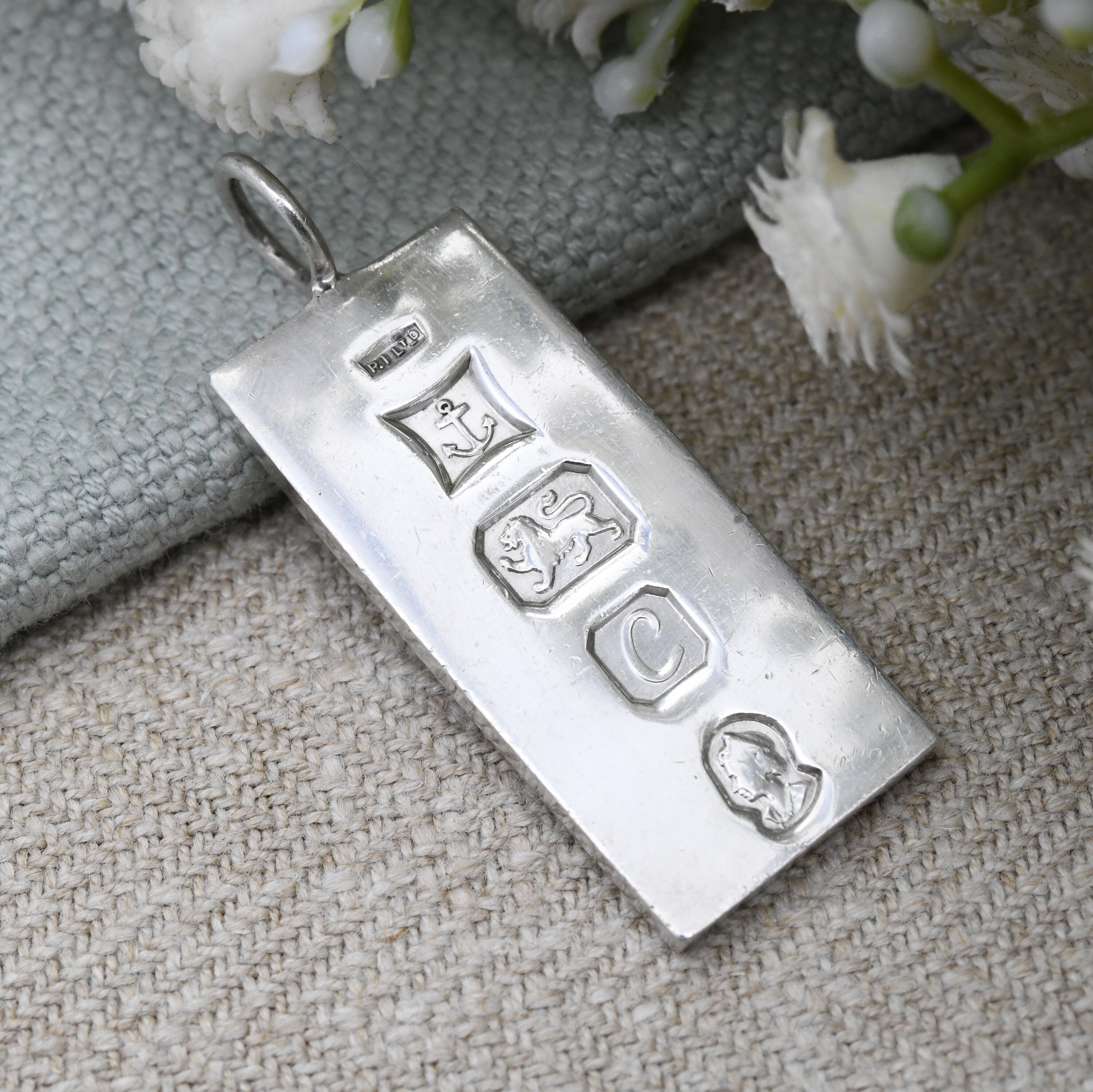1977年 英国 アンティーク 純銀 インゴットペンダント silver Vintage Sterling Silver Ingot Pendant 1977 with Queen