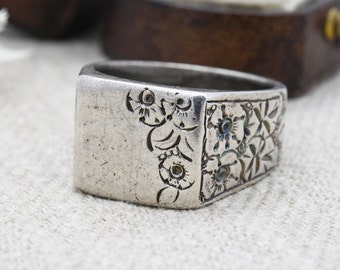 Vintage Sterling Silver Signet Ring - Ornate Floral Engraving | Mid-Century Statement | Chunky Unisex | UK Size - W 1/2 | US Size - 11 1/4