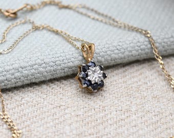 Vintage 9kt gouden saffier en diamanten ketting hanger bloemen halo 1989 - midden van de eeuw miniatuur edelsteen bedel aan een ketting blauw-wit