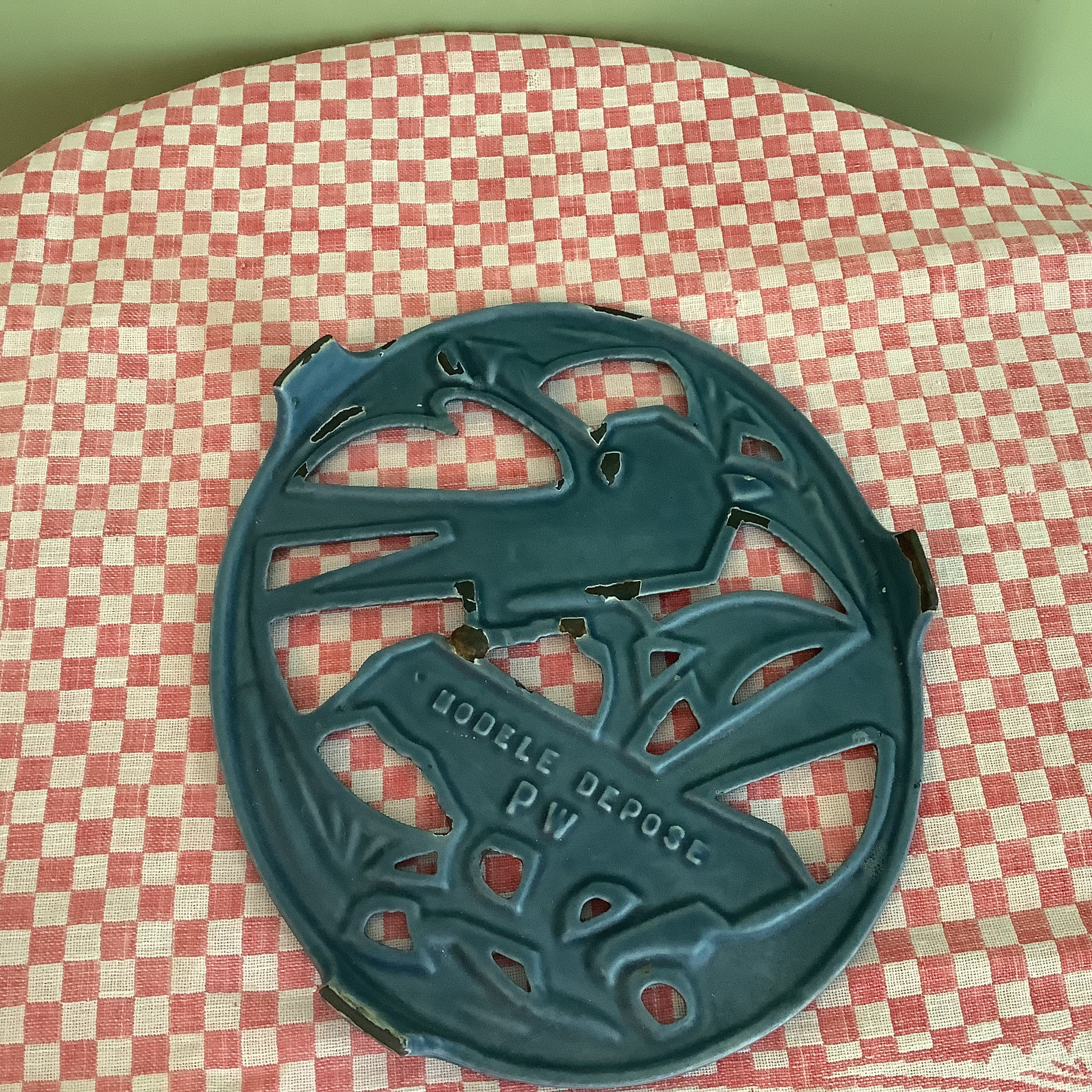 Dessous de plat Art déco ancien en émail, France : décor d'oiseau en fonte - France