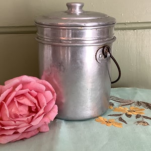 Vintage franse kantine dubbeldeks lunchbox met handvat. Knoeiblik, keukenijs of