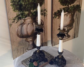 アールヌーボー様式の磁器製キャンドルスタンドペア：ブロンズの花柄