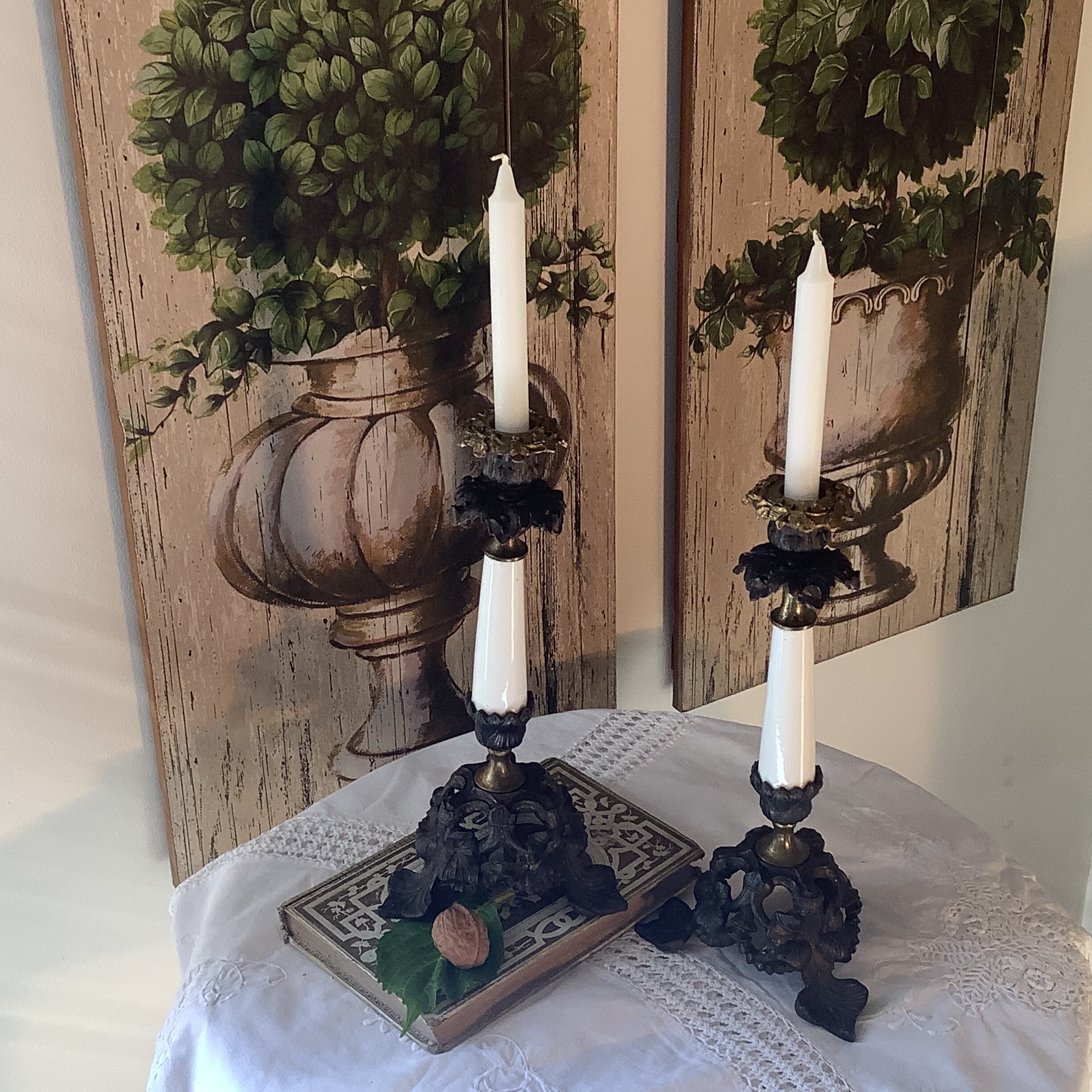 Paire Antique Français Chandeliers en Bronze, Regule et Porcelaine. Style Art Nouveau. Decor Vaissel