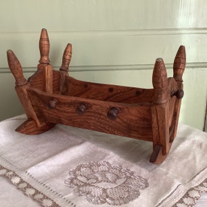 Cuna de muñecas francesa vintage de madera de castaño hecha a mano: cuna mecedora